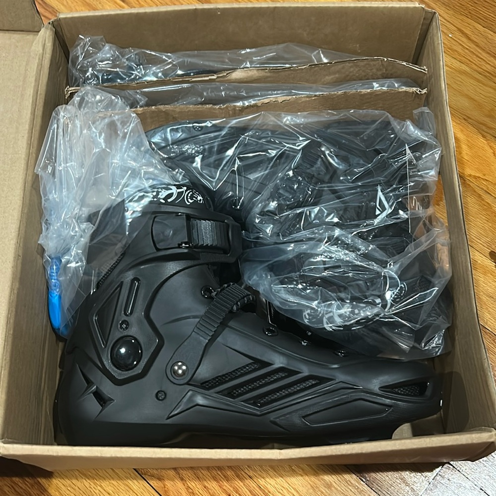 LIKU black professional inline skates